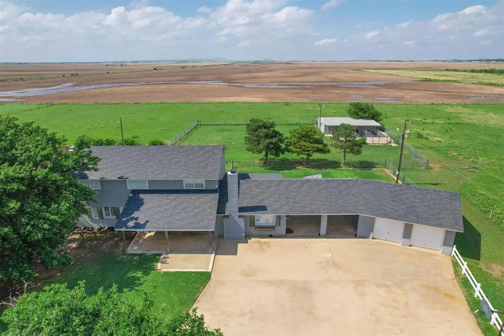 Photo 2 — 21145 Us Highway 62, Headrick, OK 73549