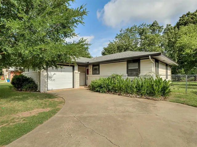 Front exterior — 1511 Avondale Drive, Norman, OK 73069