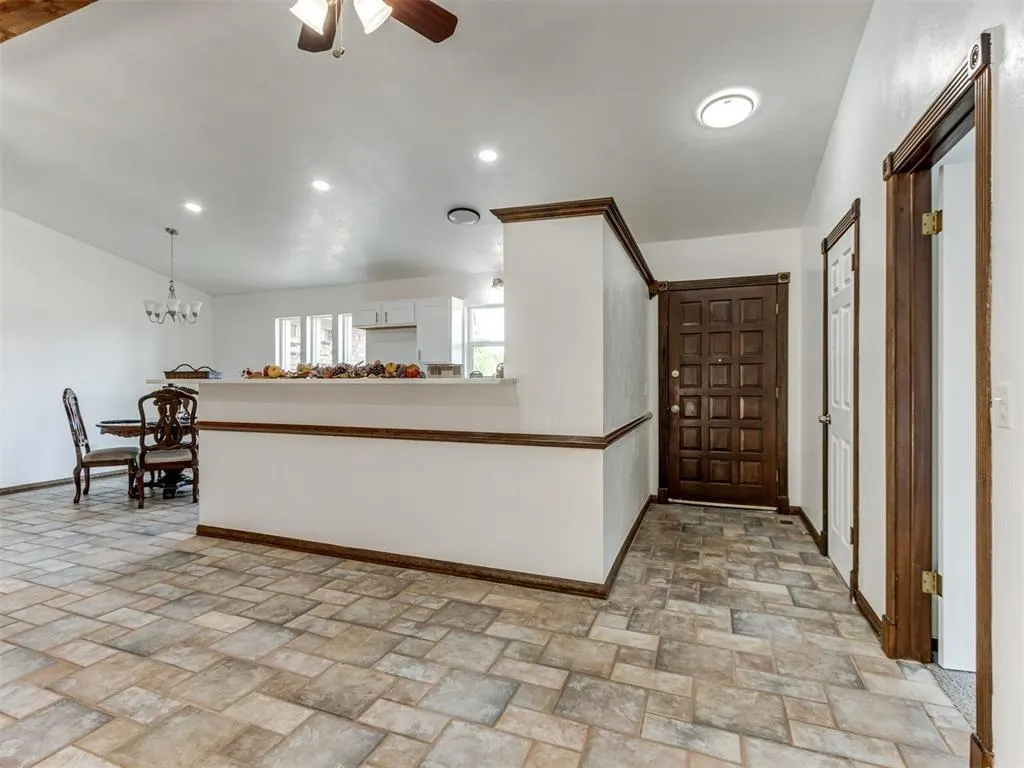 Photo 5 — 6613 Edgebrook Road, Oklahoma City, OK 73132