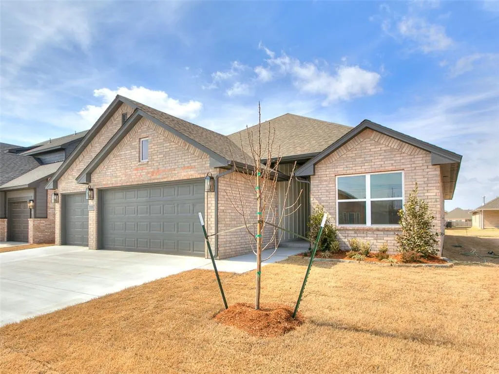 Photo 2 — 7705 Three Woods Lane, Yukon, OK 73099