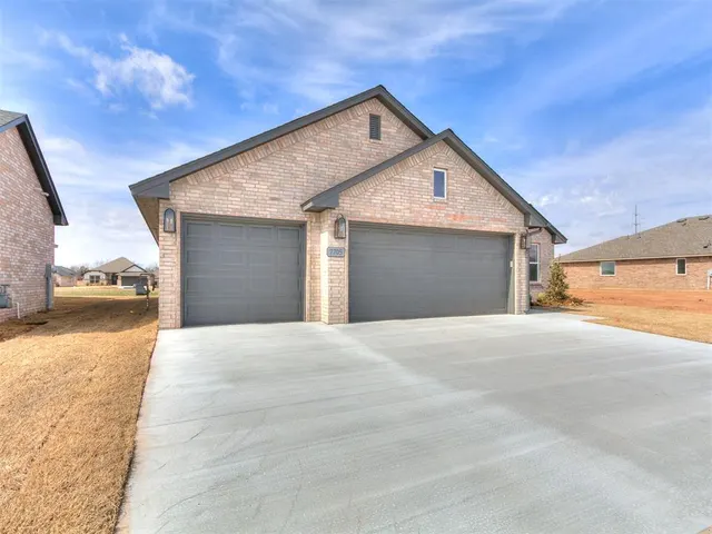 Photo 3 — 7705 Three Woods Lane, Yukon, OK 73099