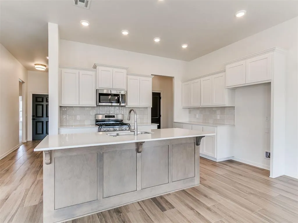 Photo 14 — 7705 Three Woods Lane, Yukon, OK 73099