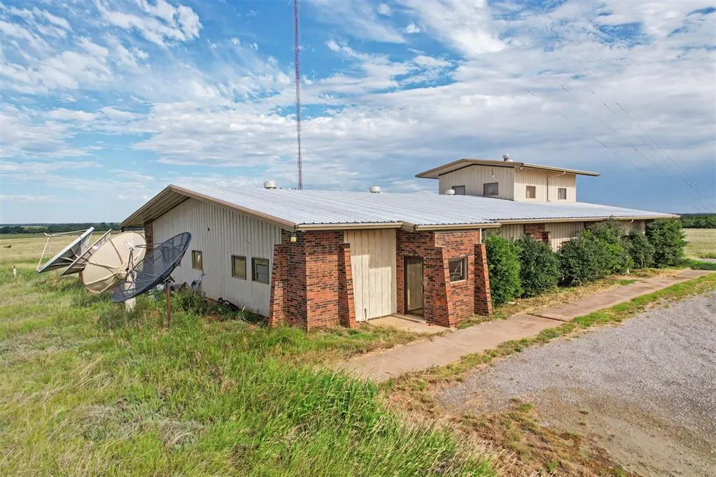 Photo 2 — 1515 N Broadway Street, Hobart, OK 73651