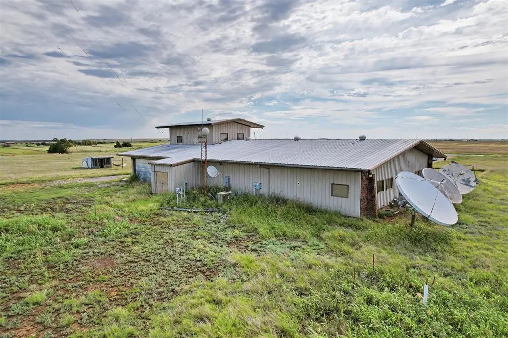 Photo 3 — 1515 N Broadway Street, Hobart, OK 73651