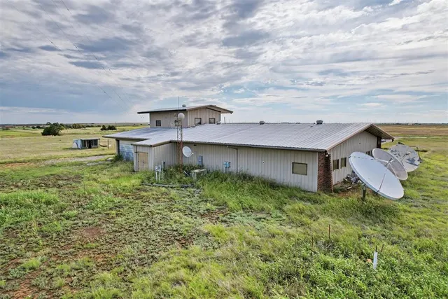 Photo 3 — 1515 N Broadway Street, Hobart, OK 73651