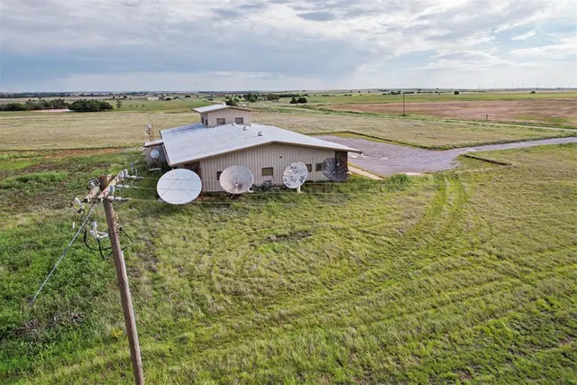 Photo 4 — 1515 N Broadway Street, Hobart, OK 73651