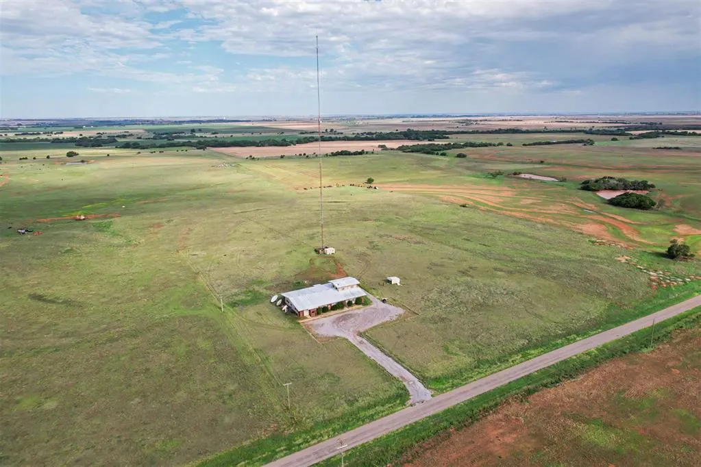 Photo 6 — 1515 N Broadway Street, Hobart, OK 73651