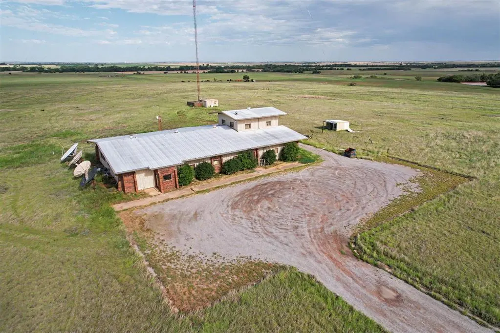 Photo 11 — 1515 N Broadway Street, Hobart, OK 73651