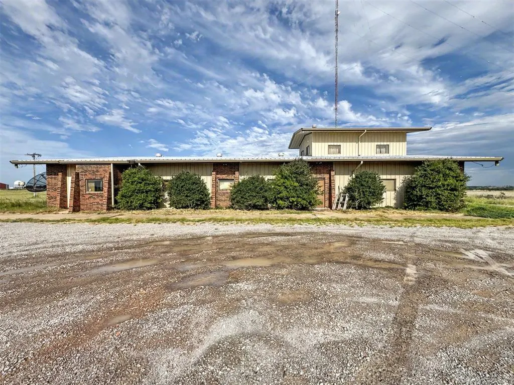 Photo 16 — 1515 N Broadway Street, Hobart, OK 73651