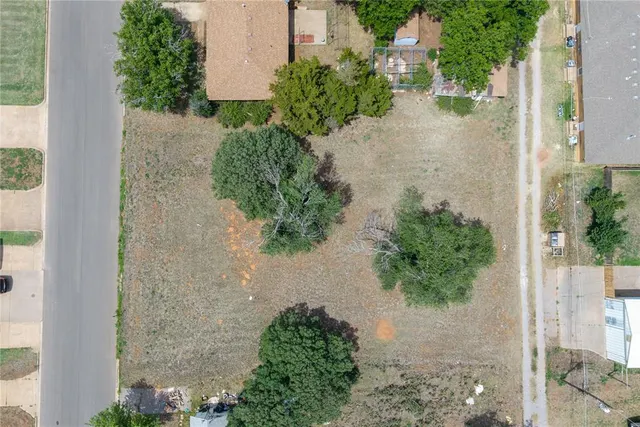 Photo 5 — 416 N Illinois Street, Weatherford, OK 73096
