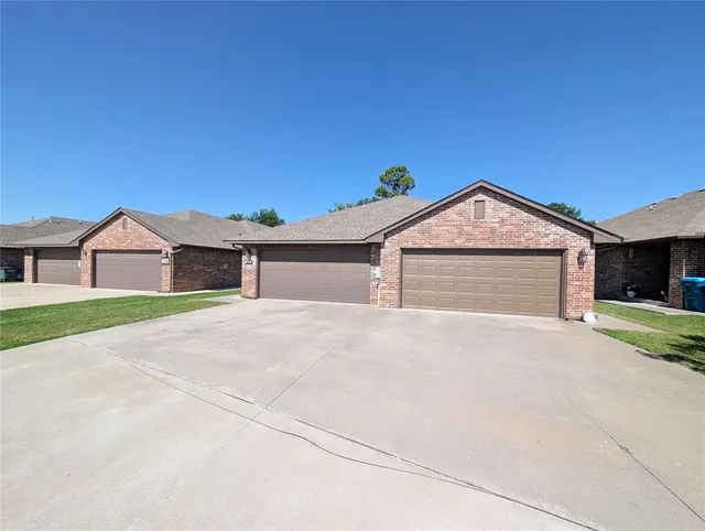 Front exterior — 425 Chalk Hill Court, Edmond, OK 73003