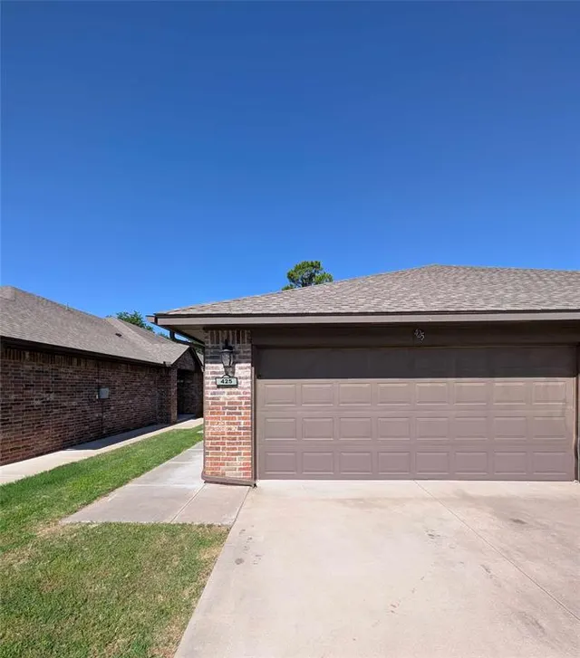 Photo 2 — 425 Chalk Hill Court, Edmond, OK 73003