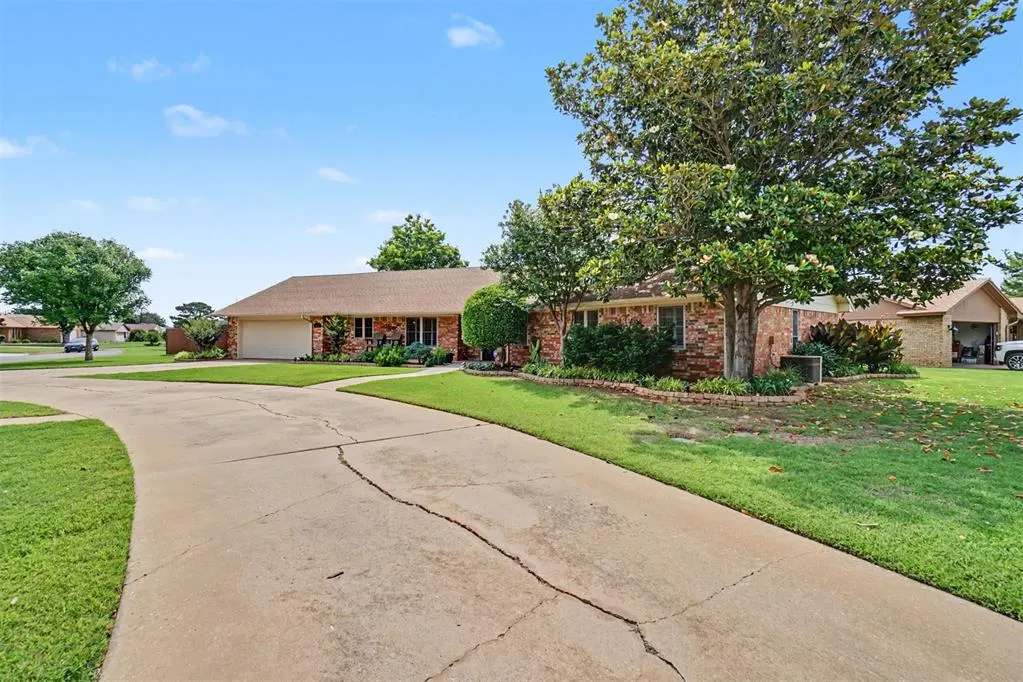Photo 2 — 612 Cambridge Drive, Altus, OK 73521