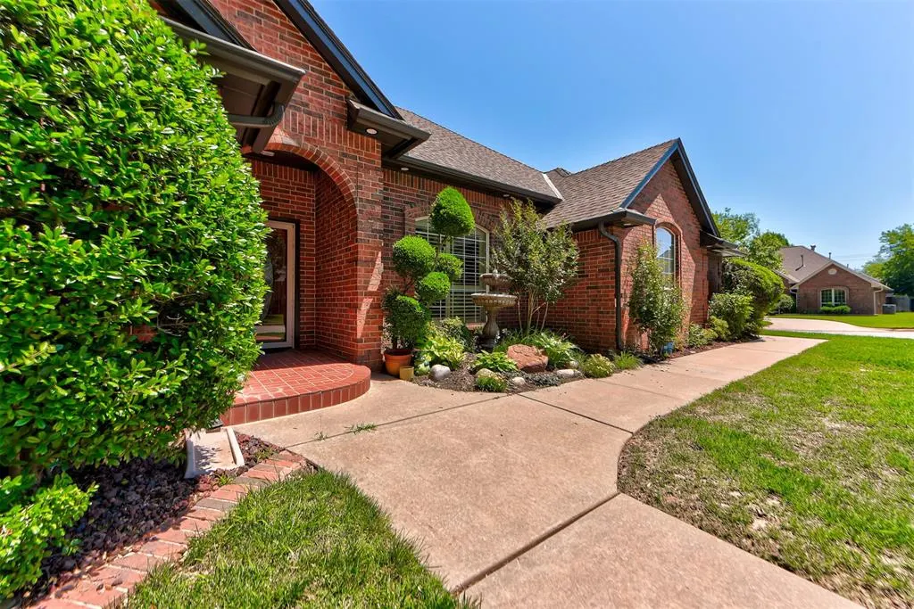Photo 3 — 2501 SW 123rd Place, Oklahoma City, OK 73170