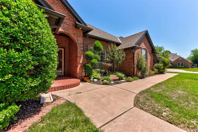 Photo 3 — 2501 SW 123rd Place, Oklahoma City, OK 73170