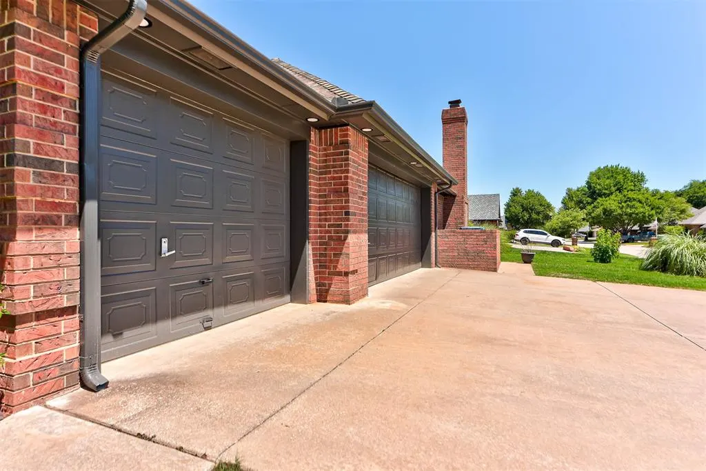 Photo 4 — 2501 SW 123rd Place, Oklahoma City, OK 73170