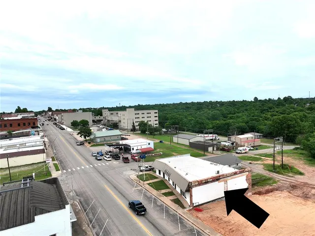 Photo 3 — 1204 Manvel Avenue, Chandler, OK 74834