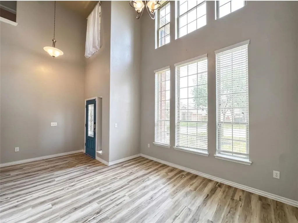 Photo 3 — 11016 SW 39th Court, Mustang, OK 73064