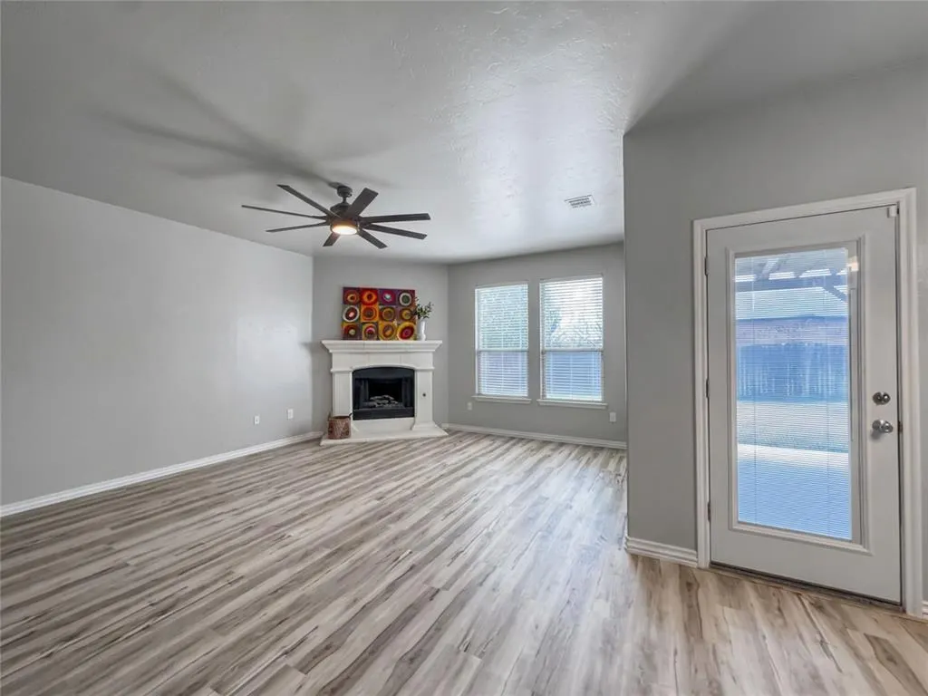 Photo 6 — 11016 SW 39th Court, Mustang, OK 73064