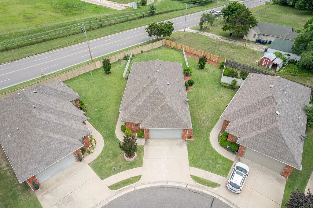 Photo 2 — 4 SW 92nd Place, Oklahoma City, OK 73139