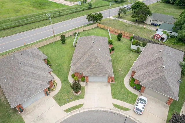 Photo 2 — 4 SW 92nd Place, Oklahoma City, OK 73139