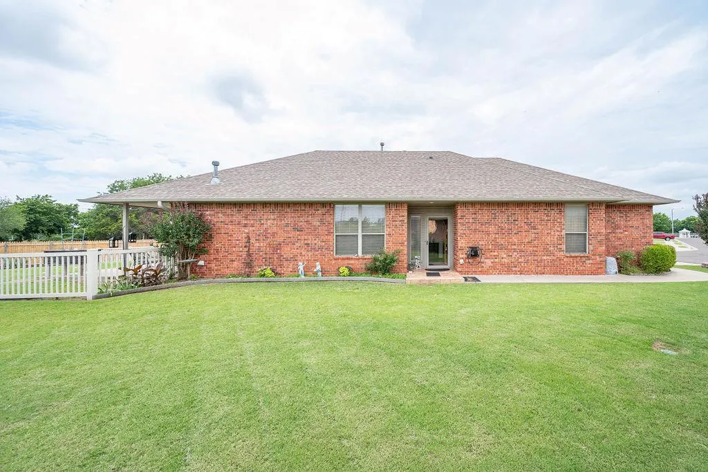Photo 3 — 4 SW 92nd Place, Oklahoma City, OK 73139
