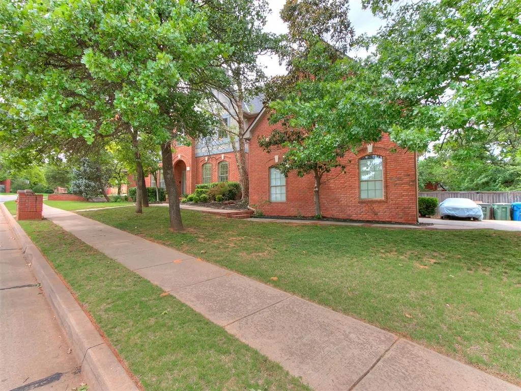 Photo 2 — 2917 Kingwood Drive, Edmond, OK 73013