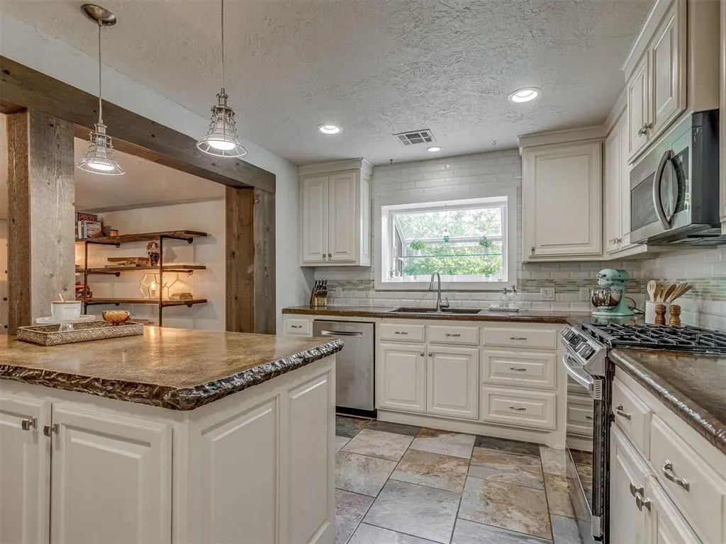 Photo 7 — 3805 Putnam Heights Boulevard, Oklahoma City, OK 73118