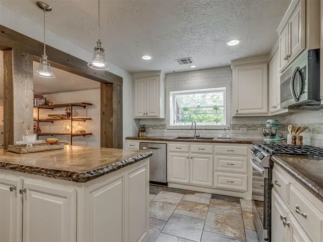 Photo 7 — 3805 Putnam Heights Boulevard, Oklahoma City, OK 73118