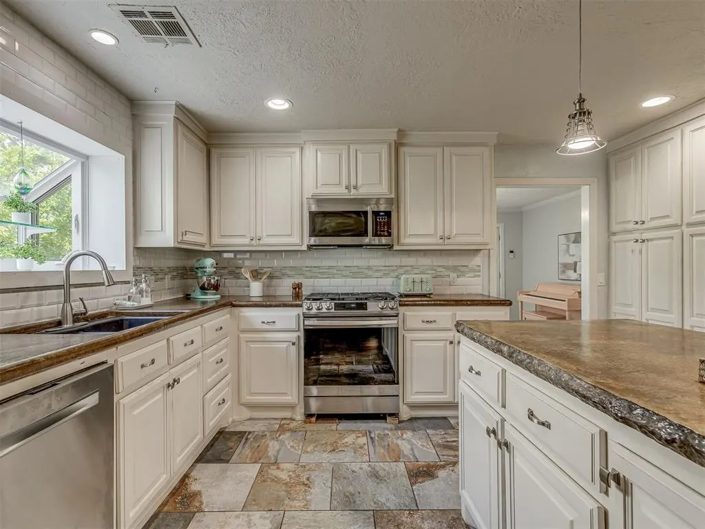 Photo 3 — 3805 Putnam Heights Boulevard, Oklahoma City, OK 73118