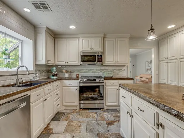 Photo 3 — 3805 Putnam Heights Boulevard, Oklahoma City, OK 73118