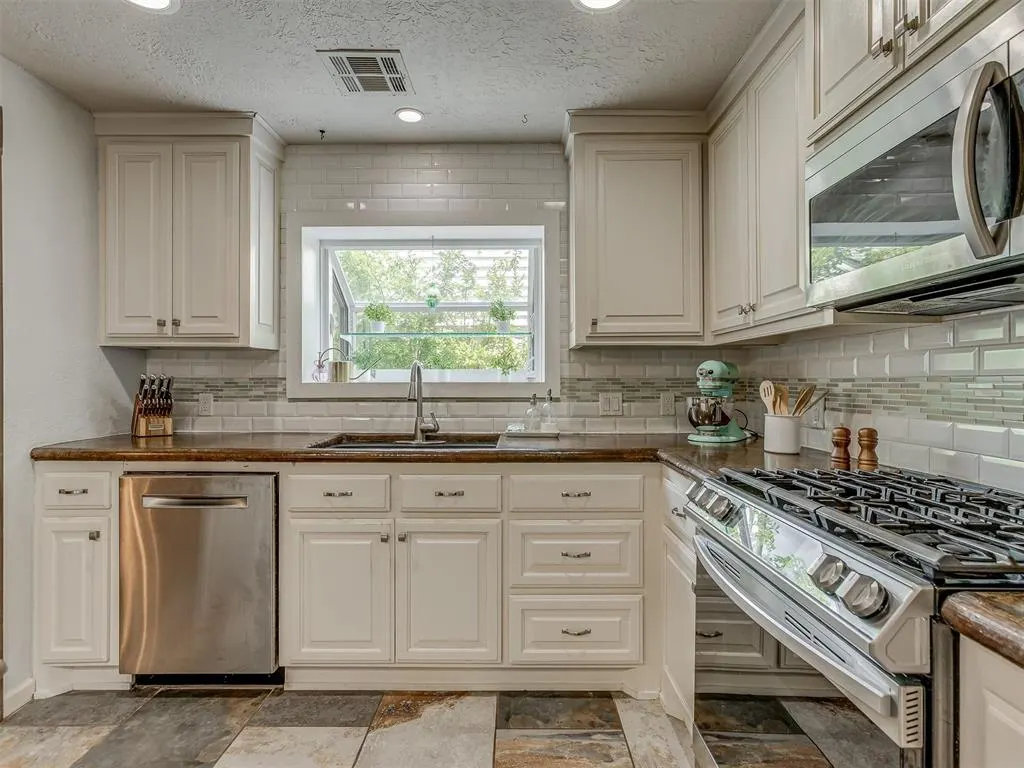 Photo 9 — 3805 Putnam Heights Boulevard, Oklahoma City, OK 73118