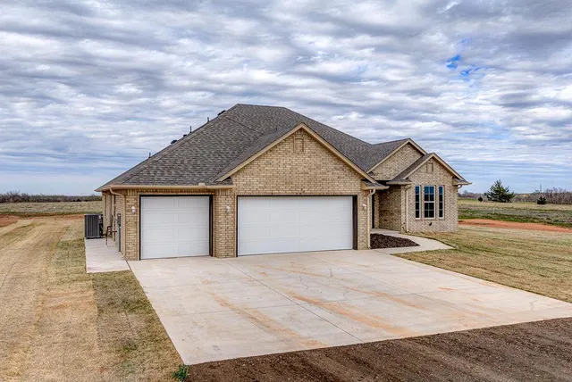 Photo 3 — 5003 Bella Circle NW, Piedmont, OK 73078