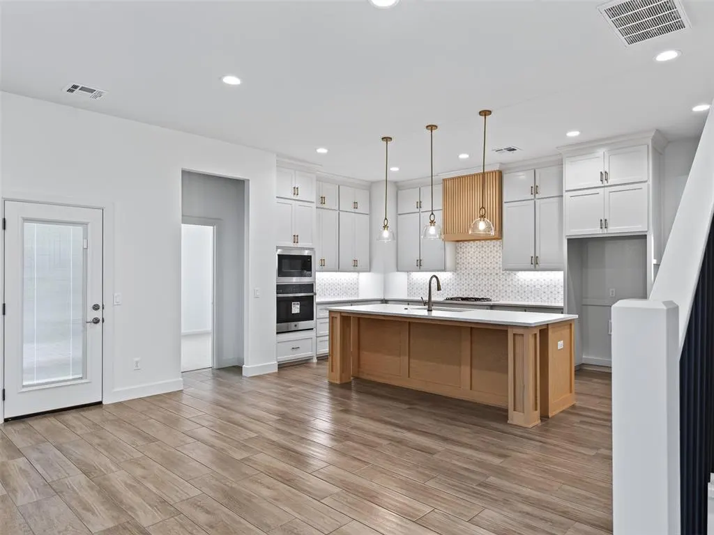 Photo 9 — 16029 Navarra Way, Oklahoma City, OK 73170