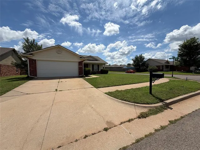 Photo 2 — 2704 Fennel Road, Yukon, OK 73128