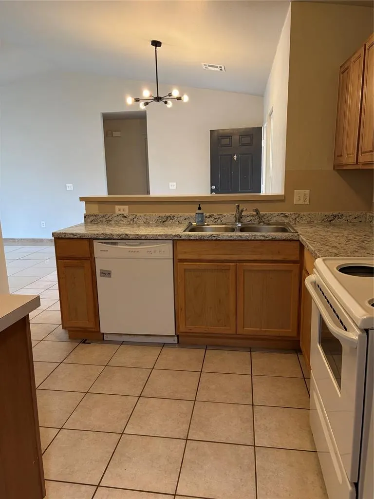 Photo 14 — 2704 Fennel Road, Yukon, OK 73128