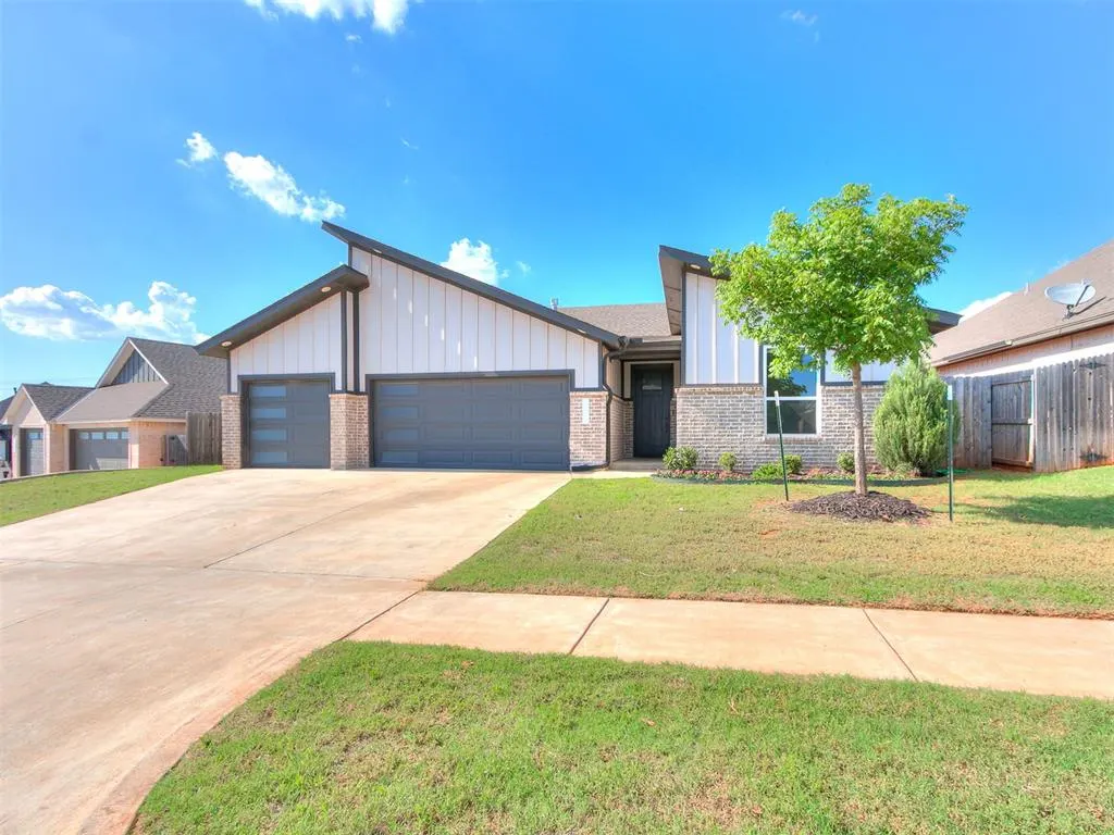 Front exterior — 8221 NW 152nd Terrace, Edmond, OK 73013
