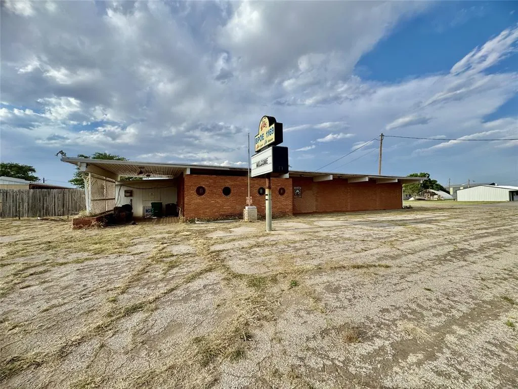 Front exterior — 1501 N Pennsylvania Avenue, Mangum, OK 73554