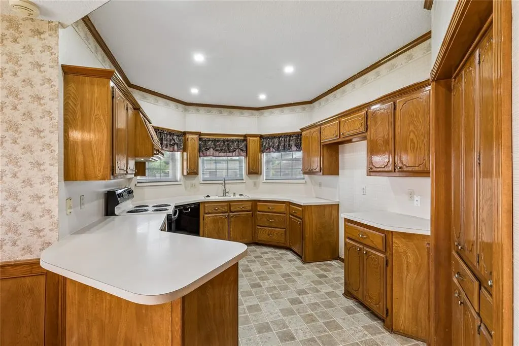 Photo 12 — 10620 Songbird Lane, Midwest City, OK 73130
