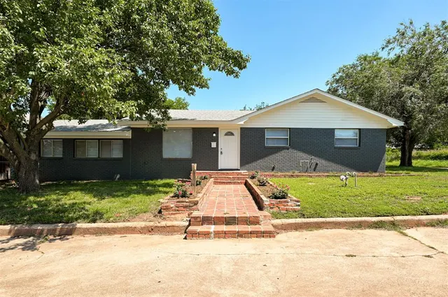Photo 2 — 420 E 12th Street, Chandler, OK 74834