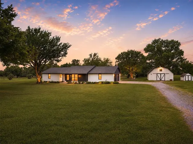 Front exterior — 1015 N Midwest Boulevard, Guthrie, OK 73044