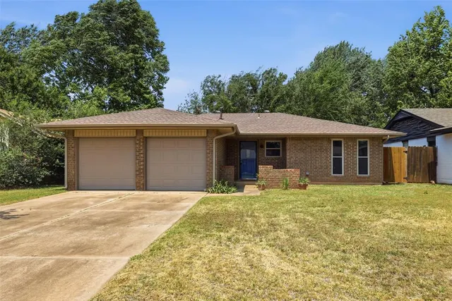 Front exterior — 405 Meadow Lake Drive, Edmond, OK 73003