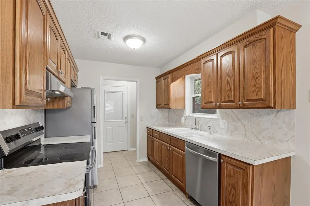 Photo 9 — 405 Meadow Lake Drive, Edmond, OK 73003