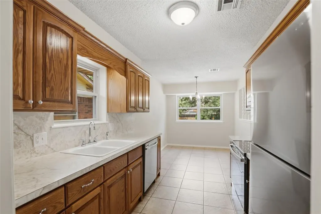 Photo 11 — 405 Meadow Lake Drive, Edmond, OK 73003