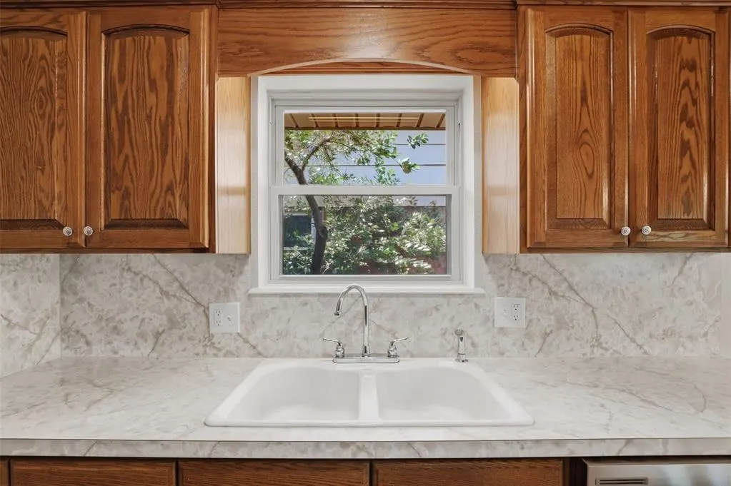 Photo 12 — 405 Meadow Lake Drive, Edmond, OK 73003