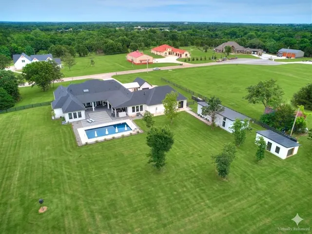 Photo 2 — 111 Pine Valley Lane, Shawnee, OK 74801