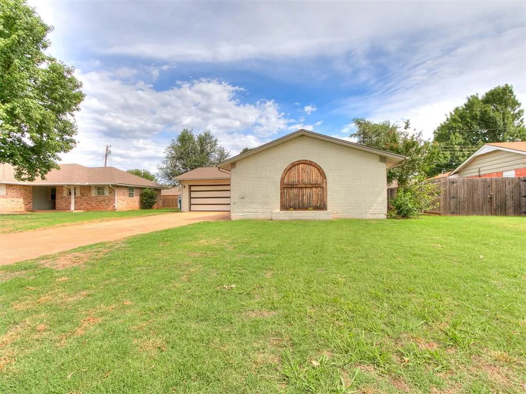 Photo 5 — 735 Sunset Drive, Edmond, OK 73003