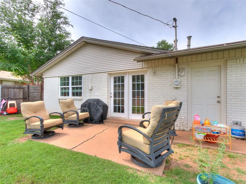 Photo 7 — 735 Sunset Drive, Edmond, OK 73003