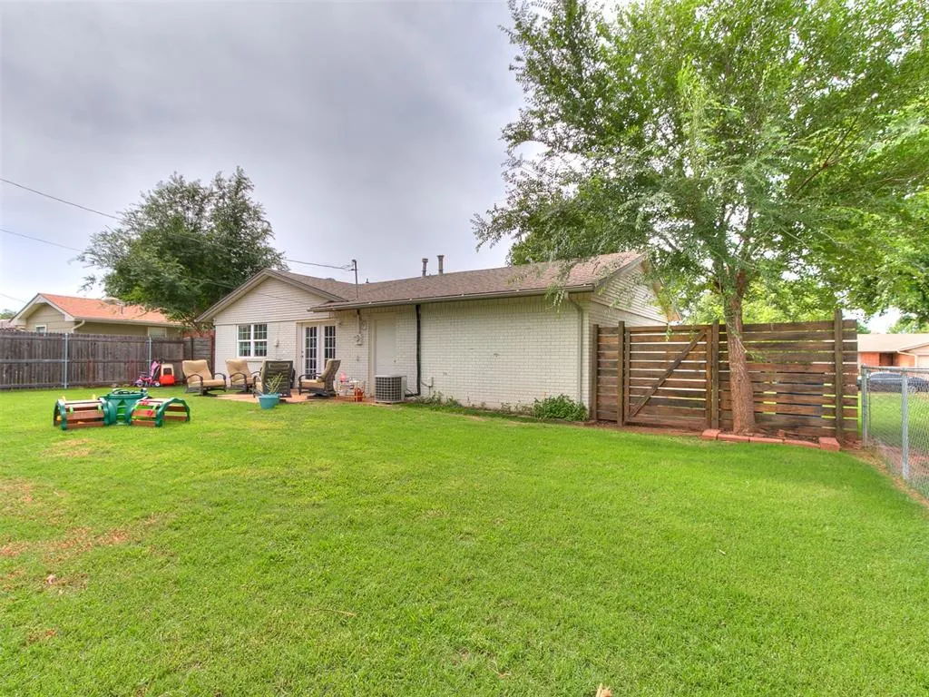 Photo 8 — 735 Sunset Drive, Edmond, OK 73003