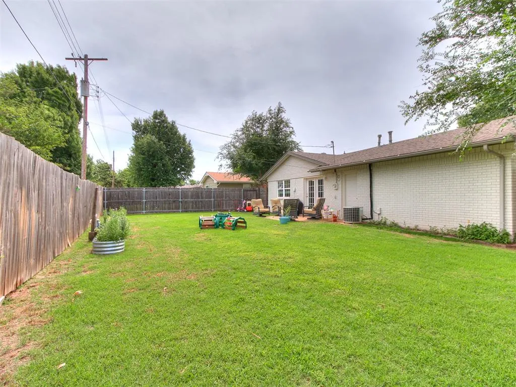 Photo 9 — 735 Sunset Drive, Edmond, OK 73003